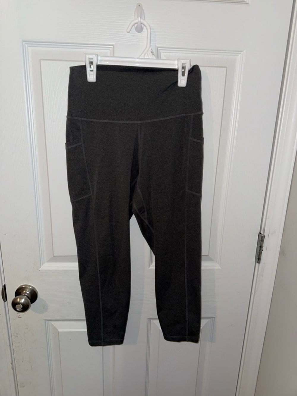 High-Waist Gray Cropped Leggings with Side Pockets